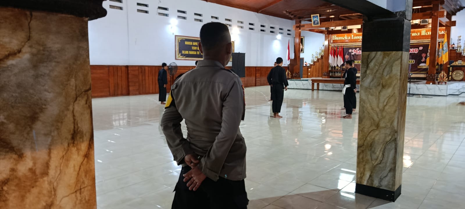 Polsek Nganjuk Kota Sambang dan Pantau Sholat Tarawih serta Kegiatan Ke-SH-an di Padepokan PSHT Nganjuk