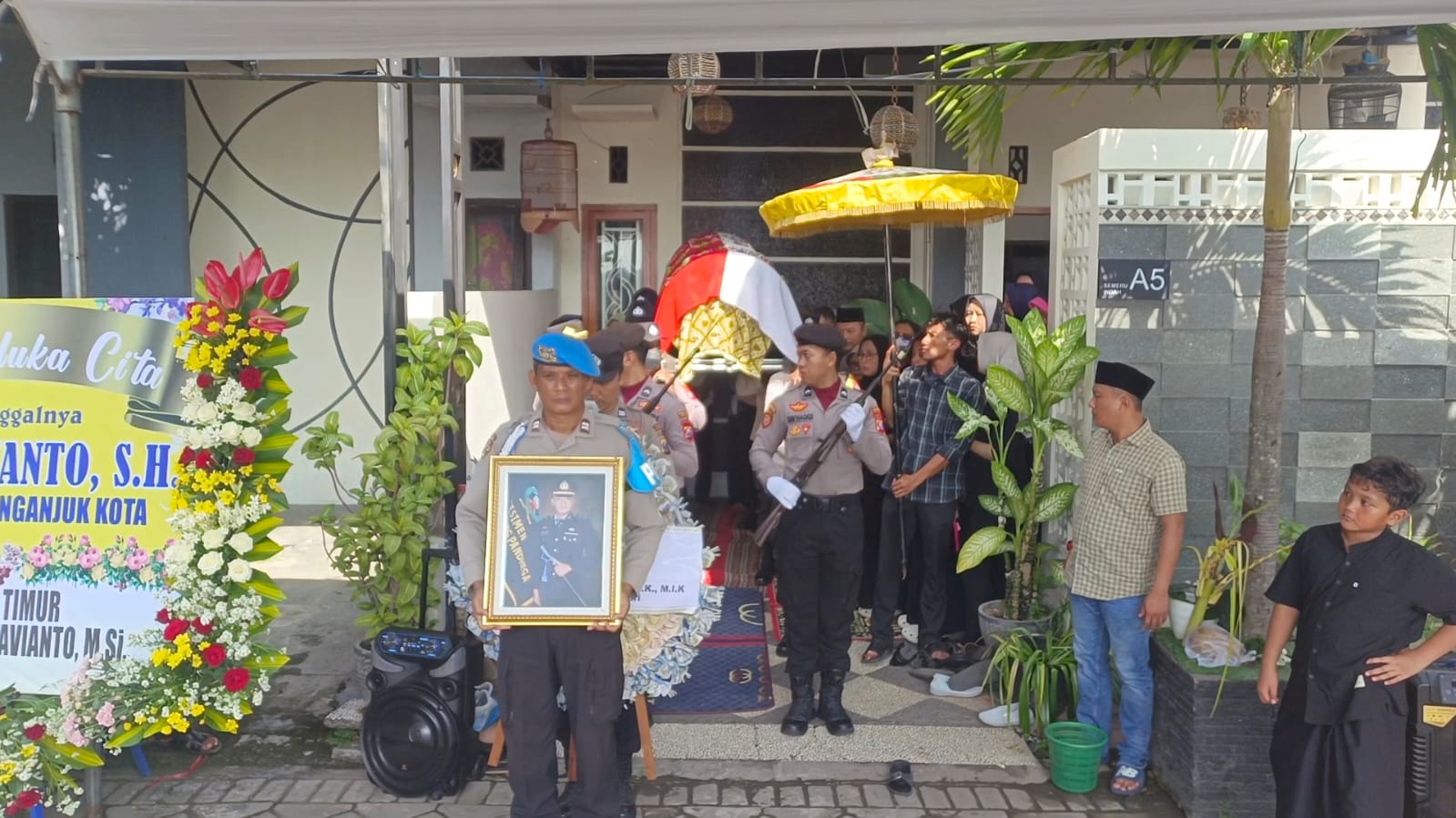 Penghormatan Terakhir Untuk AKP Sunarianto, S.H., Personel Polsek Nganjuk Kota Iringi Prosesi Persemayaman dan Pemakaman