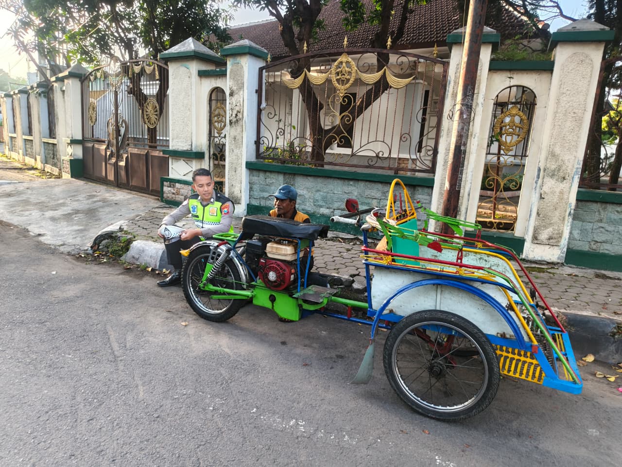 Ngobrol Santai Usai Gatur Pagi, Polisi di Nganjuk Ingatkan Tukang Becak Soal Keselamatan di Jalan