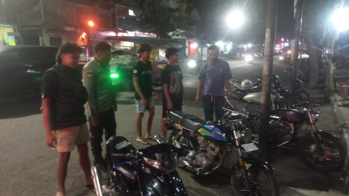 Patroli Malam Minggu, Personel Polsek Warujayeng Antisipasi Balap Liar di Jalan A. Yani