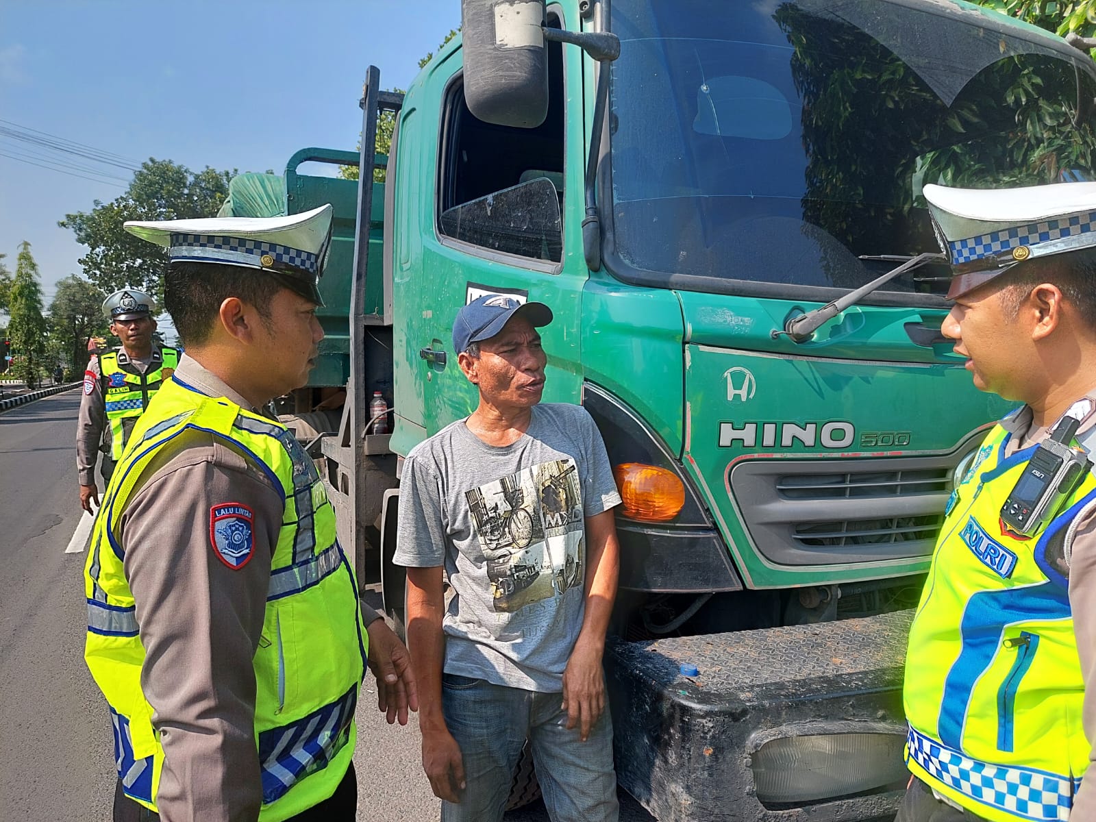 Parkir di Bypass Begadung Bisa Picu Macet dan Laka! Tim Urai Satlantas Nganjuk Turun Beri Peringatan