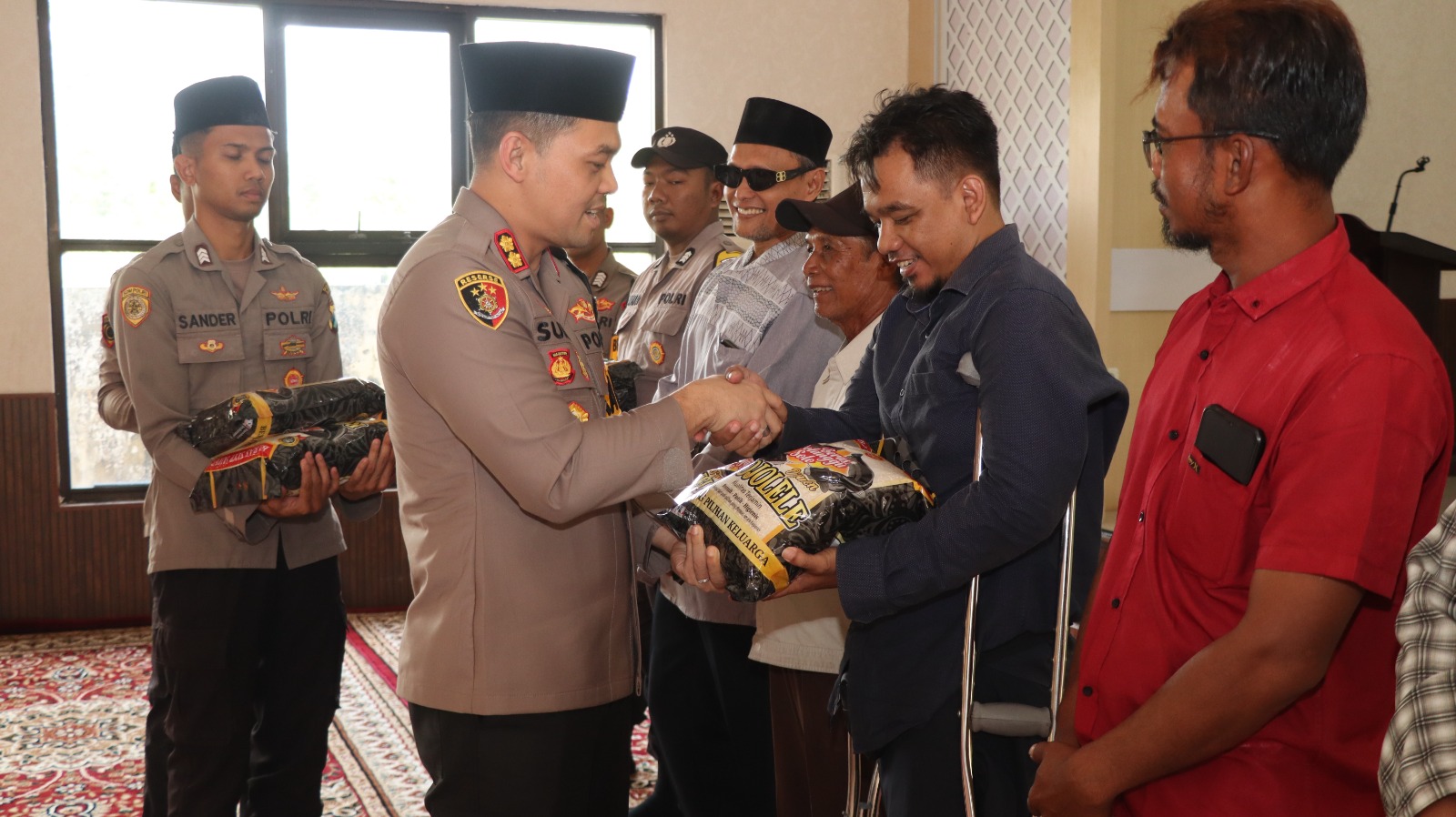 Banjir Kepedulian Jelang Lebaran, Kapolres Nganjuk Bagikan Zakat, Bingkisan hingga Santuni Disabilitas dan Yayasan Sosial
