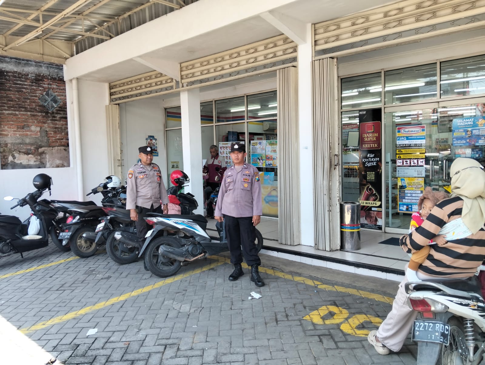 Polsek Kertosono Gelar Patroli Pertokoan untuk Cegah Curanmor di Toko Swalayan