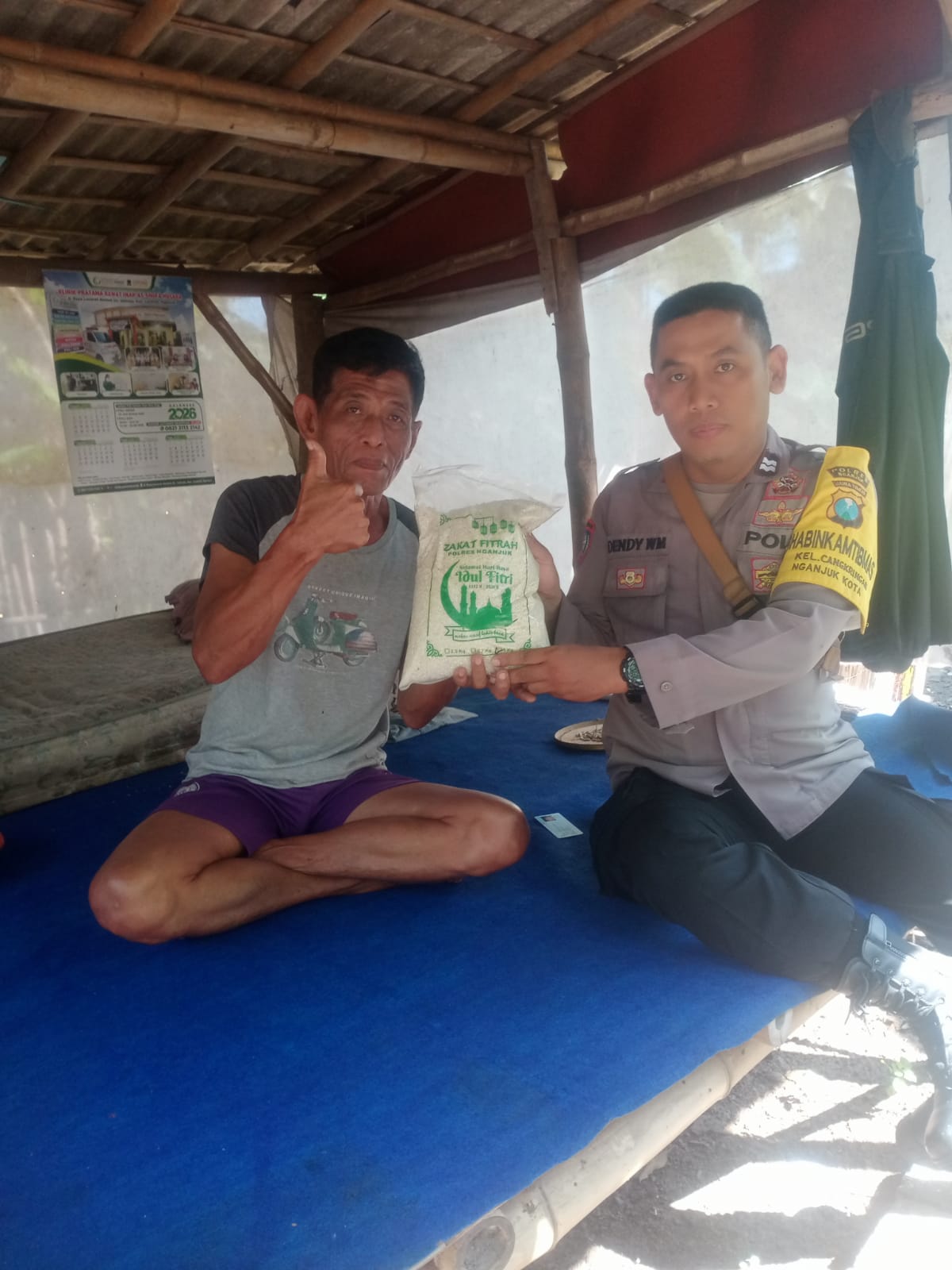 Bhabinkamtibmas Polsek Nganjuk Kota Salurkan Zakat Fitrah Polres Nganjuk Kepada Masyarakat