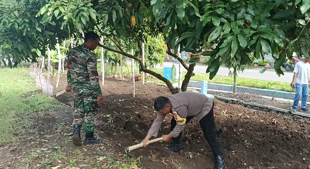 Polisi Ikut Cangkul Lahan, Warga Senjayan Siapkan Tanam Cabai dan Terong Demi Ketahanan Pangan