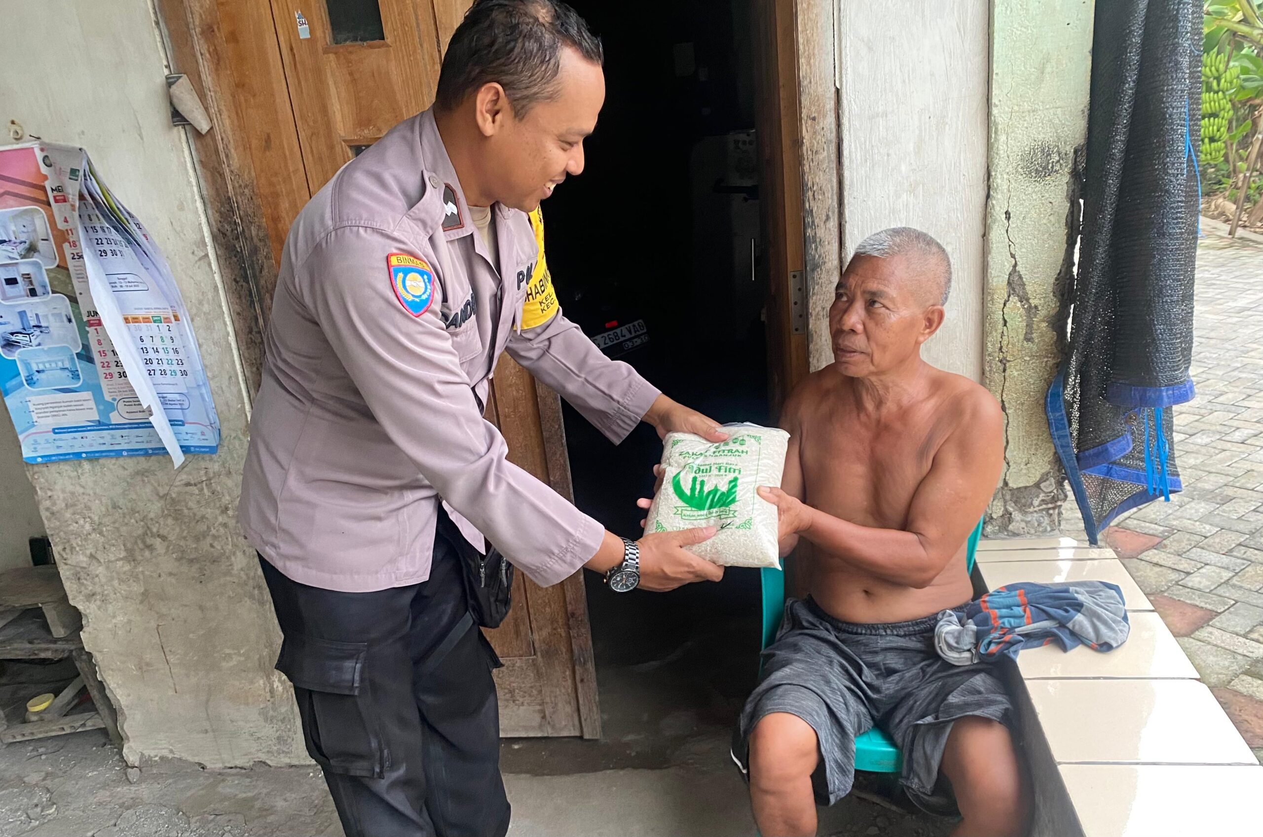 Tembus Desa Binaan, Aipda Andik Candra Bagikan Zakat Fitra Polres Nganjuk ke Warga