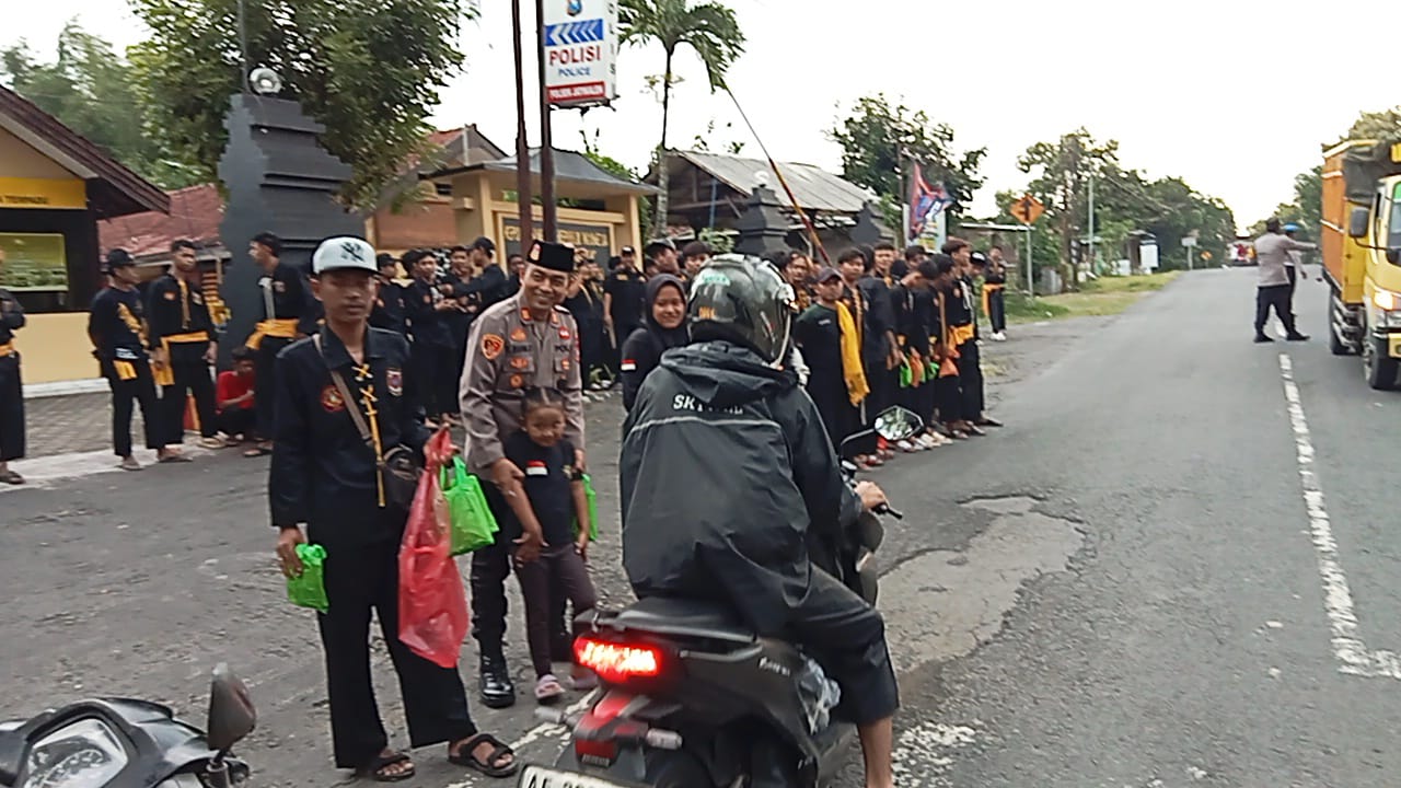 ‎Pererat Silaturahmi, Polsek Jatikalen Dampingi Paguyuban Pesilat dan PSHW-TM Bagi-Bagi Takjil Gratis ‎di Depan Mapolsek Jatikalen