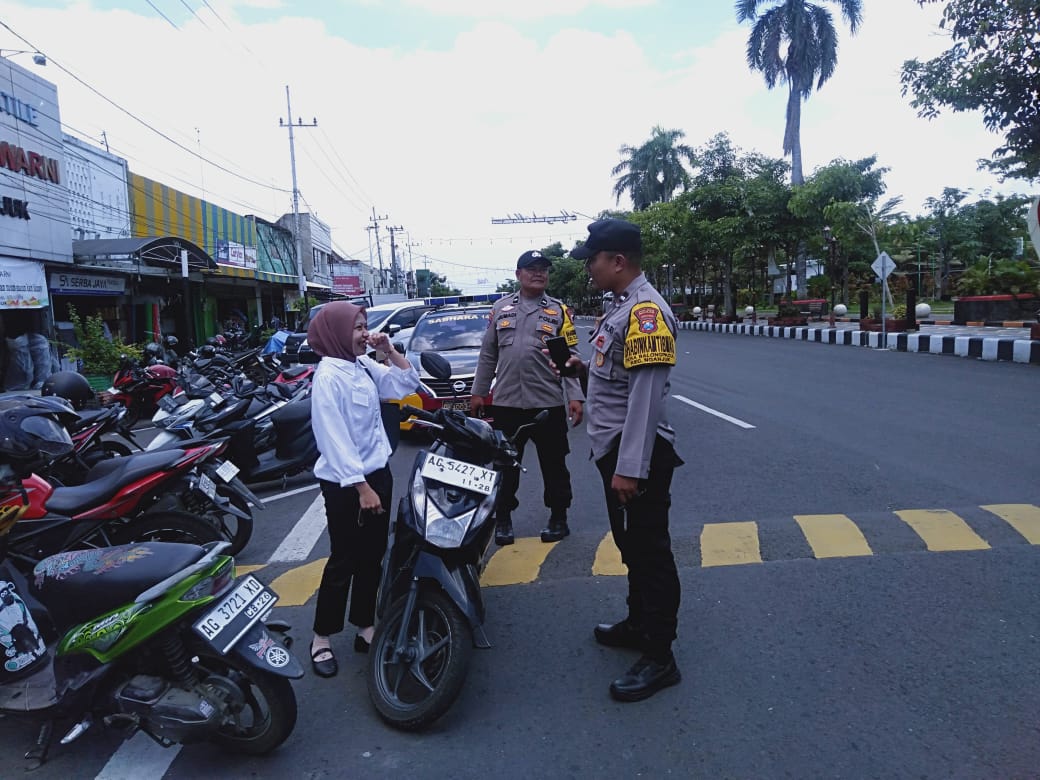 Jelang Hari Raya, Pertokoan Jalan A. Yani Nganjuk Ramai, Polsek Nganjuk Kota Ingatkan Waspada Curanmor
