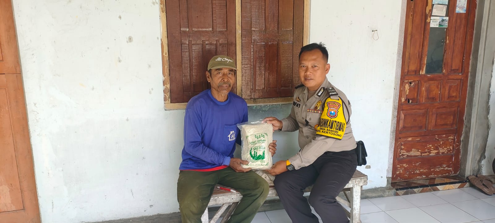 Jelang Lebaran Bhabinkamtibmas Salurkan Zakat Fitrah