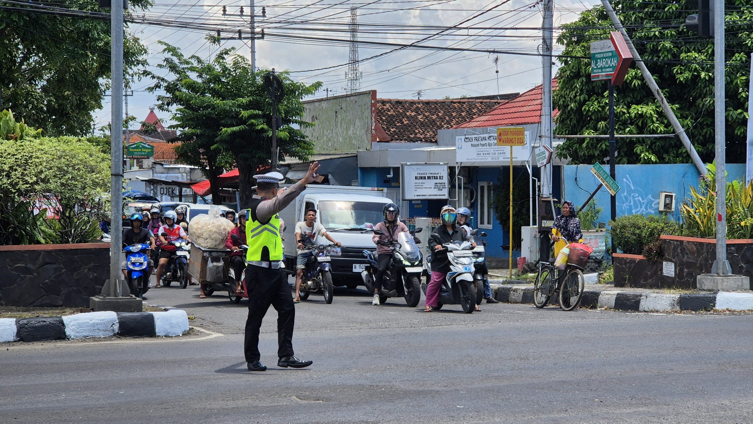 Personil Pos Pam Ketupat Semeru 2026 Kertosono Cegah Kemacetan dengan Gaktur Lalin di Simpang 4 Kertosono