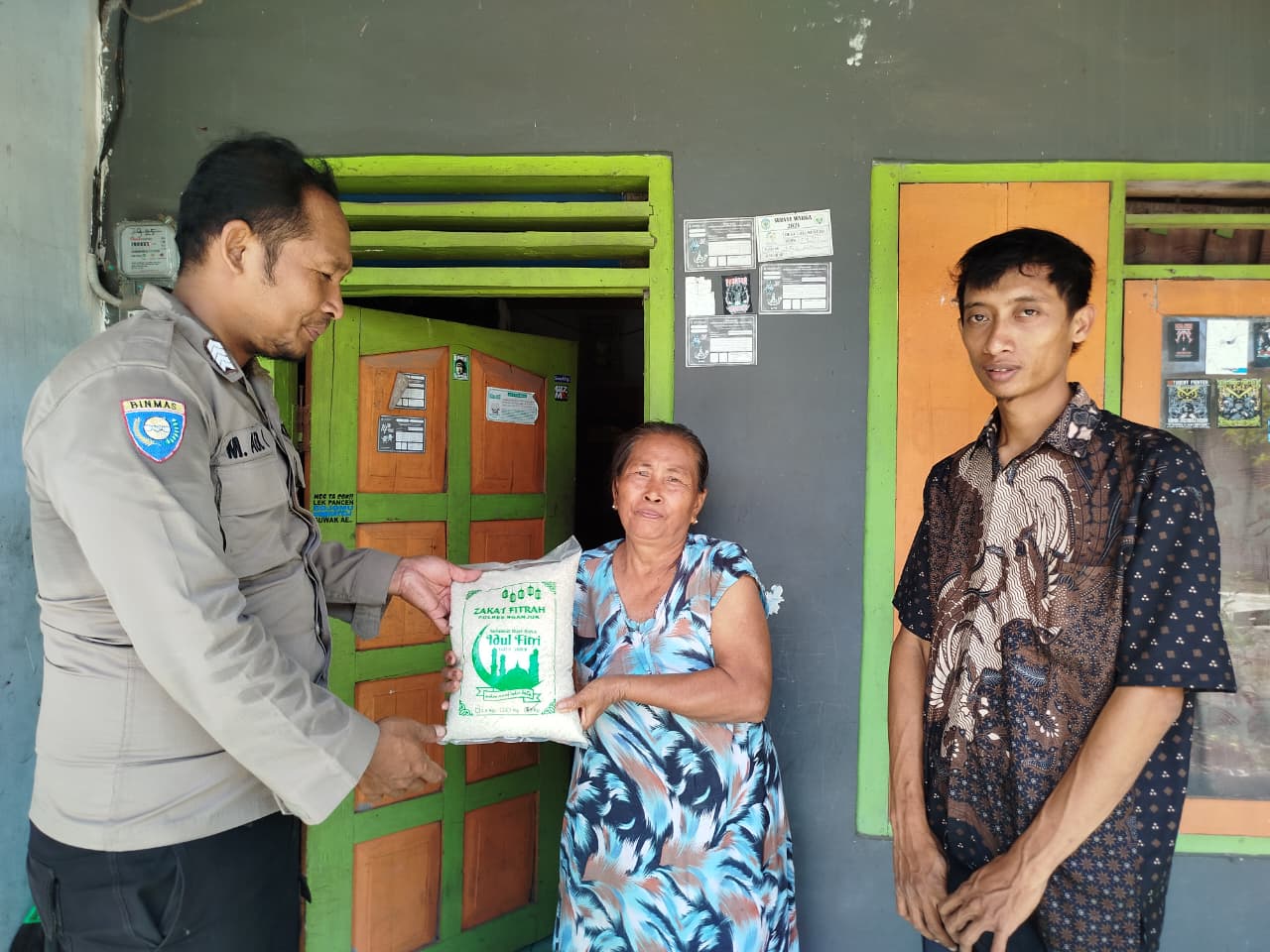 Polsek Jatikalen Polres Nganjuk Salurkan Zakat Fitrah kepada Warga yang Membutuhkan