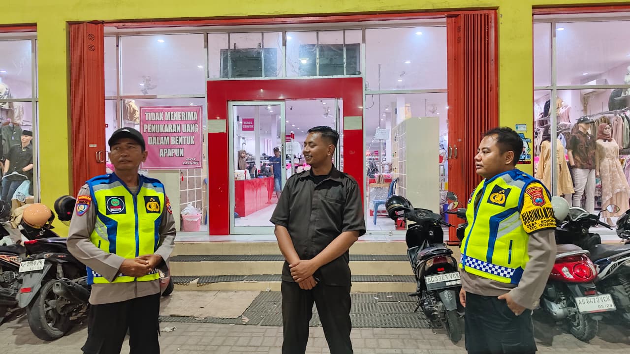 Menjelang Lebaran, Polsek Warujayeng Intensifkan Patroli Pertokoan di Tanjunganom
