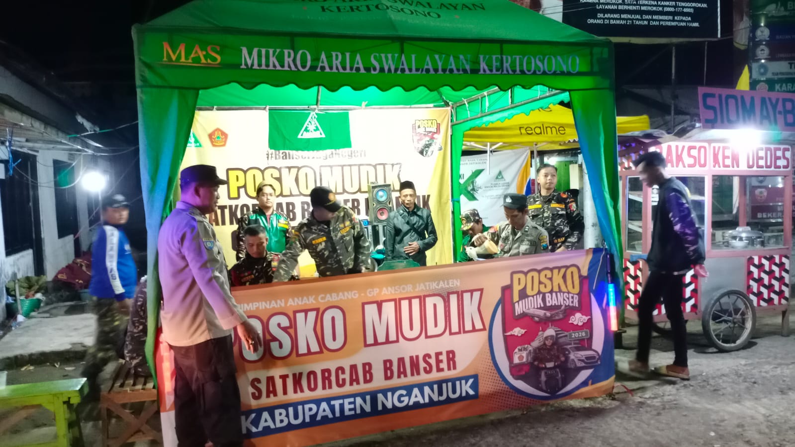 Anggota Polsek Jatikalen Patroli Posko Mudik Banser yang berlokasi di Simpang Tiga Desa Munung Kec Jatikalen