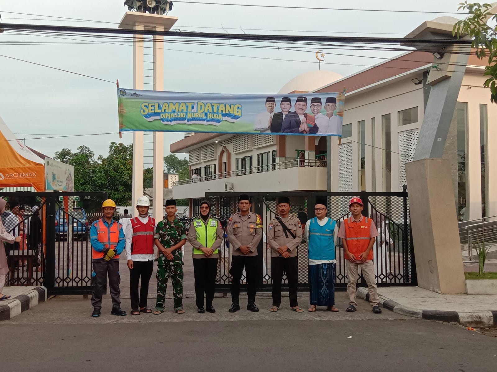Polsek Warujayeng Lakukan Pengamanan Sholat Idul Fitri di Masjid Besar Nurul Huda Tanjunganom