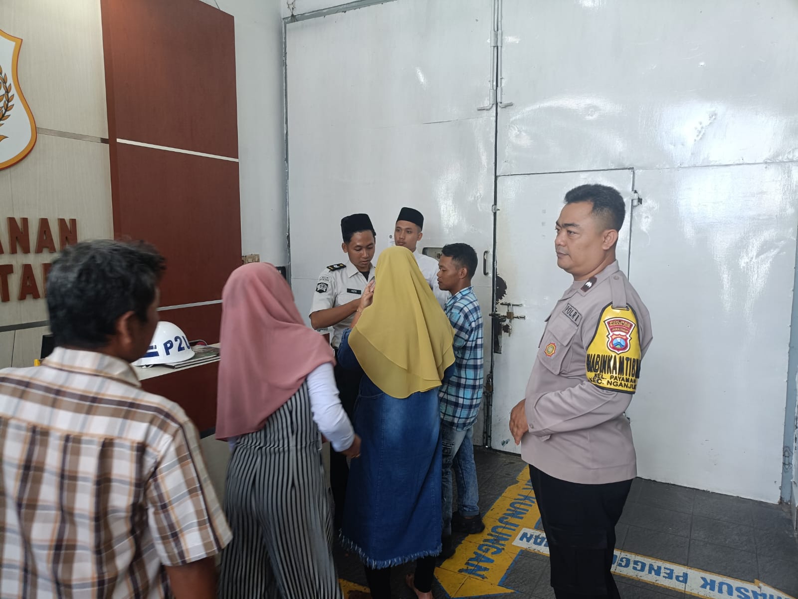Personel Polsek Nganjuk Kota Laksanakan Patroli dan Pemantauan Layanan Kunjungan Hari Raya Idul di Rutan Kelas IIB Nganjuk