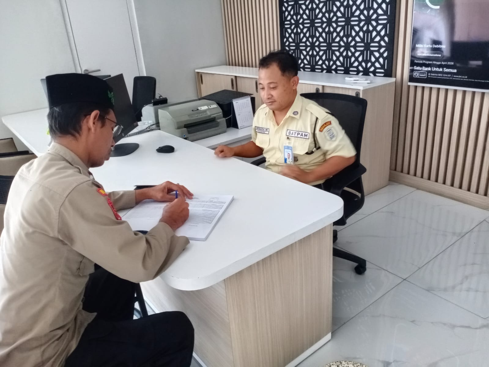 ‎Lebaran Pertama, Jajaran Polsek Jatikalen Polres Nganjuk Lakukan Patroli di Perbankan