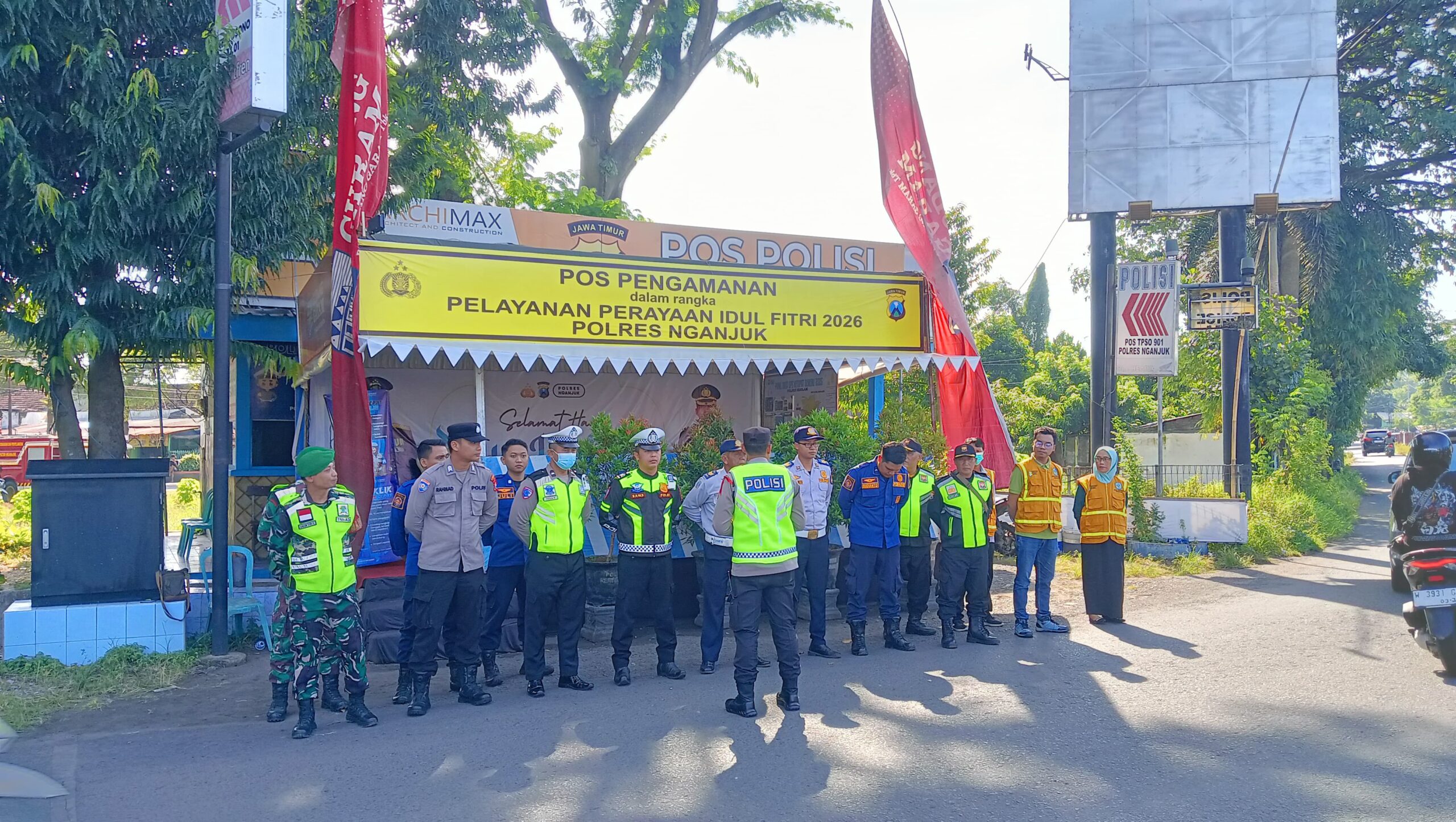 Personil Pos Pam Kertosono Sigap Cegah Kemacetan di Simpang Empat Kertosono