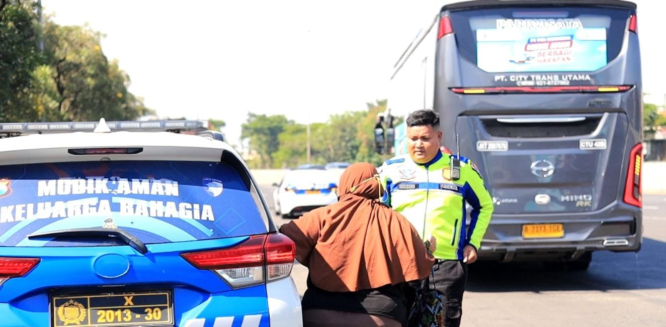 Aksi Heroik Satlantas Polres Gresik, Antarkan Pasutri Asal Situbondo yang Ketinggalan Bus Mudik