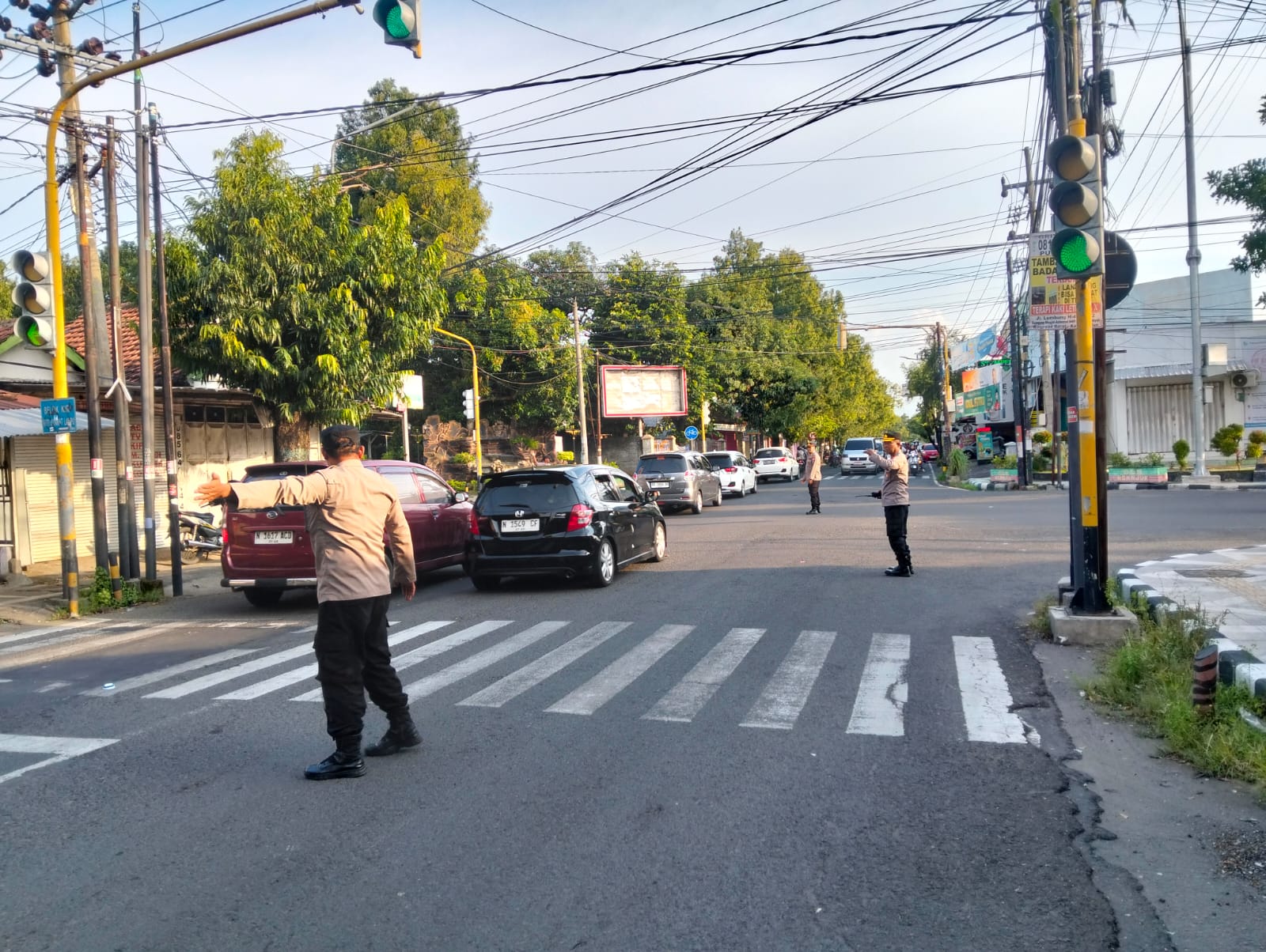Kapolsek Nganjuk Kota Turun Langsung Urai Kemacetan Arus Balik Lebaran di Simpang Empat Ganungkidul