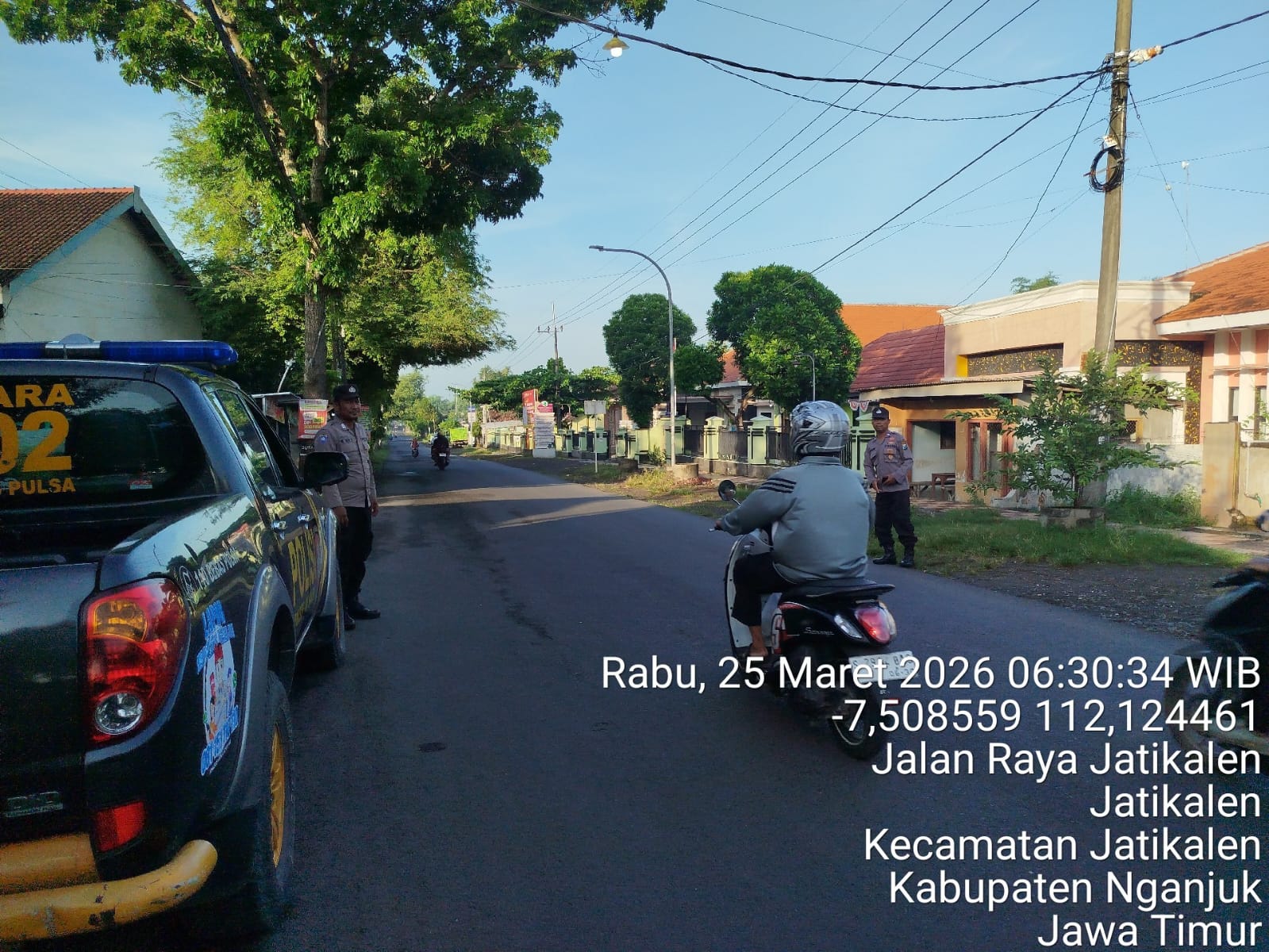 Rutinitas Giat Gaktur Pagi Polsek Jatikalen Bantu Penyeberangan Masyarakat Paska lebaran Idul Fitri