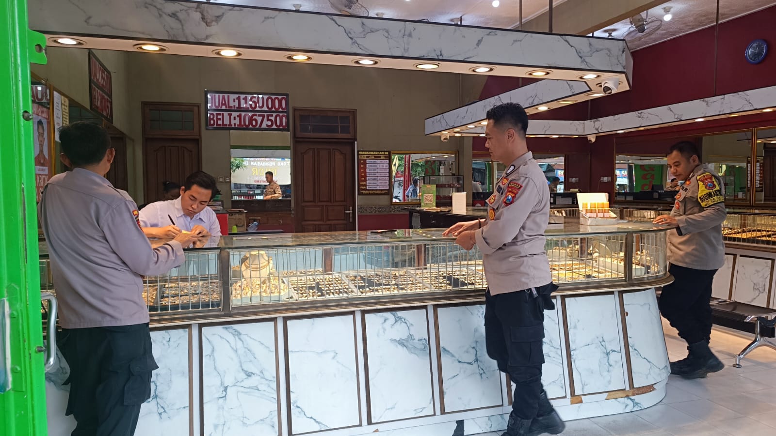 Libur Lebaran, Polsek Warujayeng Intensifkan Patroli Harkamtibmas di Kawasan Pertokoan Tanjunganom