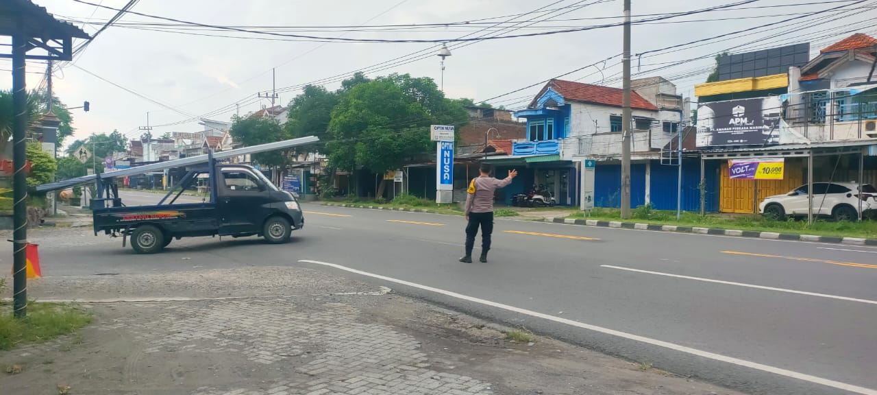 Giat Gaktur Pagi Polsek Kertosono Bantu Penyeberangan Masyarakat