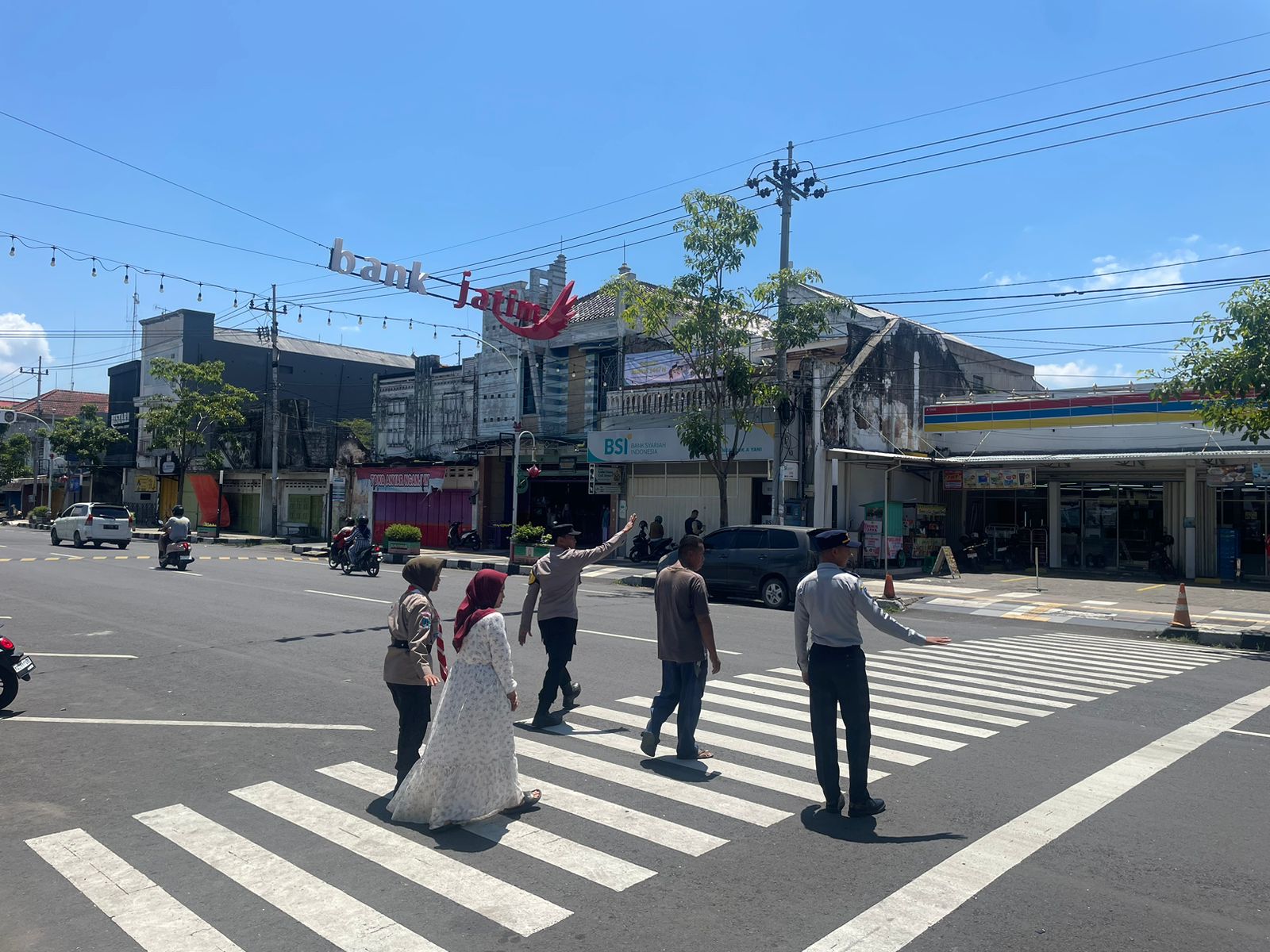 Pos Pam Nyawiji Nganjuk Bantu Penyeberangan Masyarakat, Siaga Puncak Arus Balik Lebaran 2026