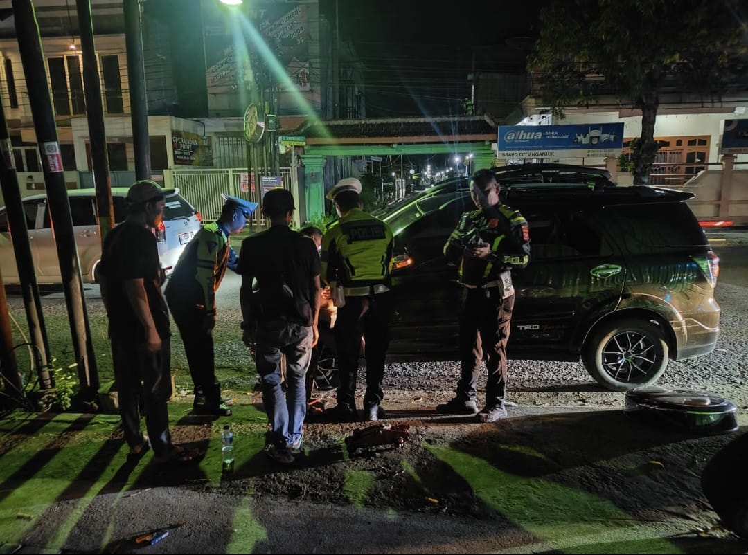 Tengah Malam Ban Pecah di Nganjuk, Pemudik Ini Dapat Bantuan dari Bengkel Gratis Polres, Aksi Cepat Polisi Tuai Pujian
