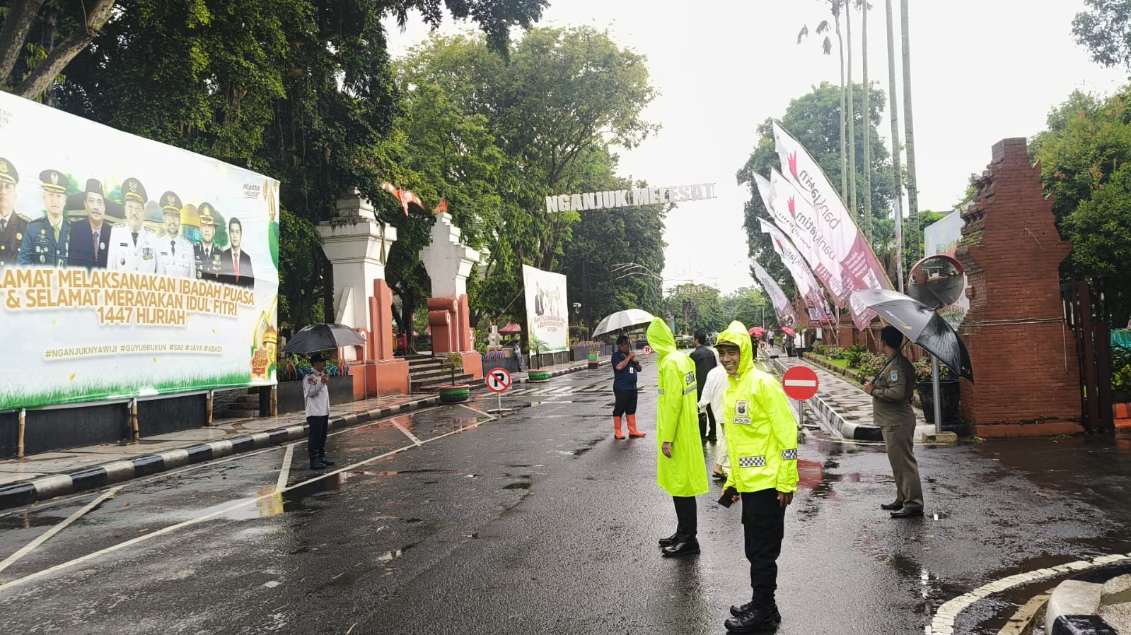 Personel Polsek Nganjuk Kota Amankan Giat Balik Mudik Lebaran Pemkab Nganjuk