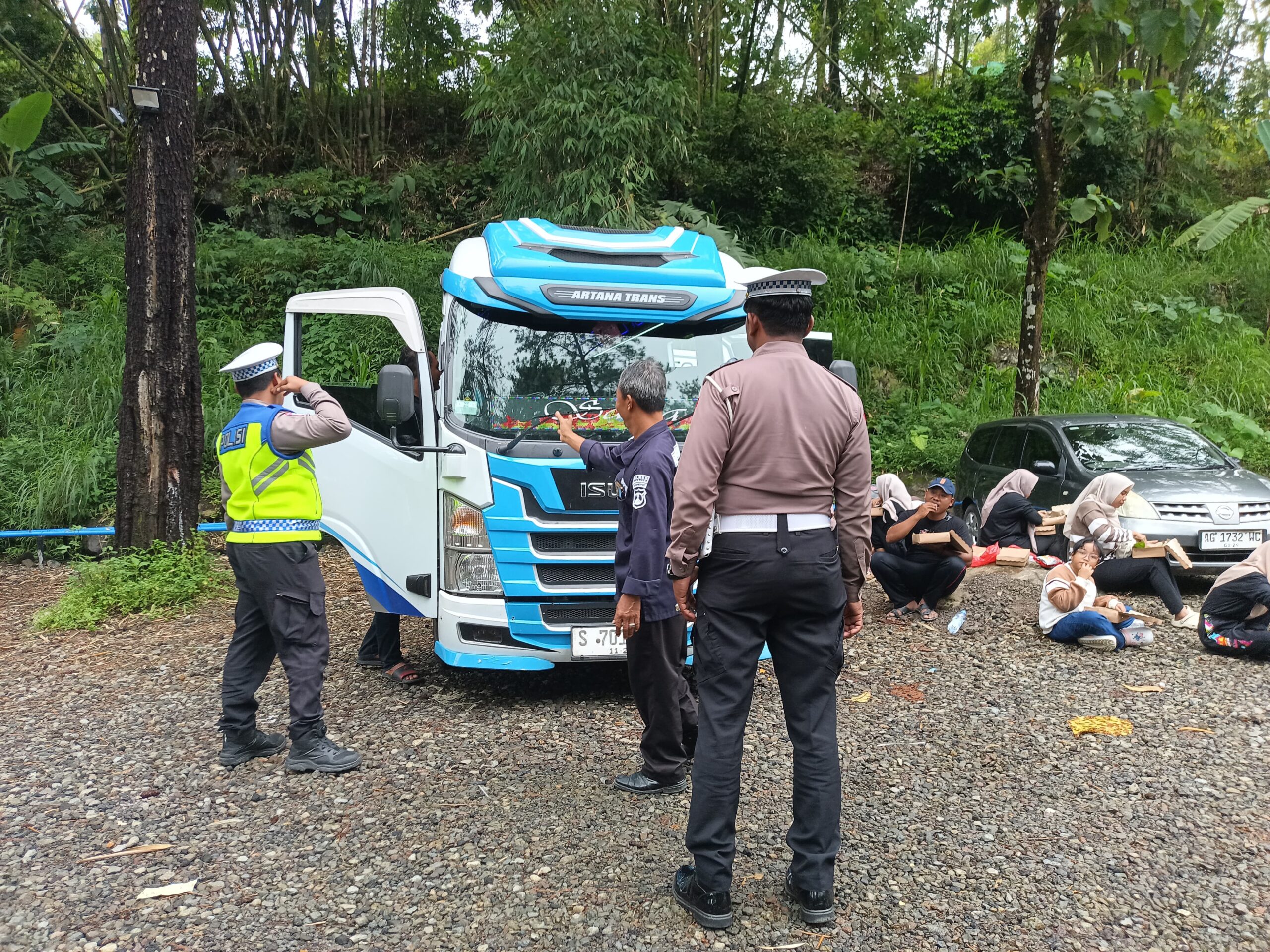 Cegah Kecelakaan Wisata, Polres Nganjuk Sidak Bus di Jolotundo