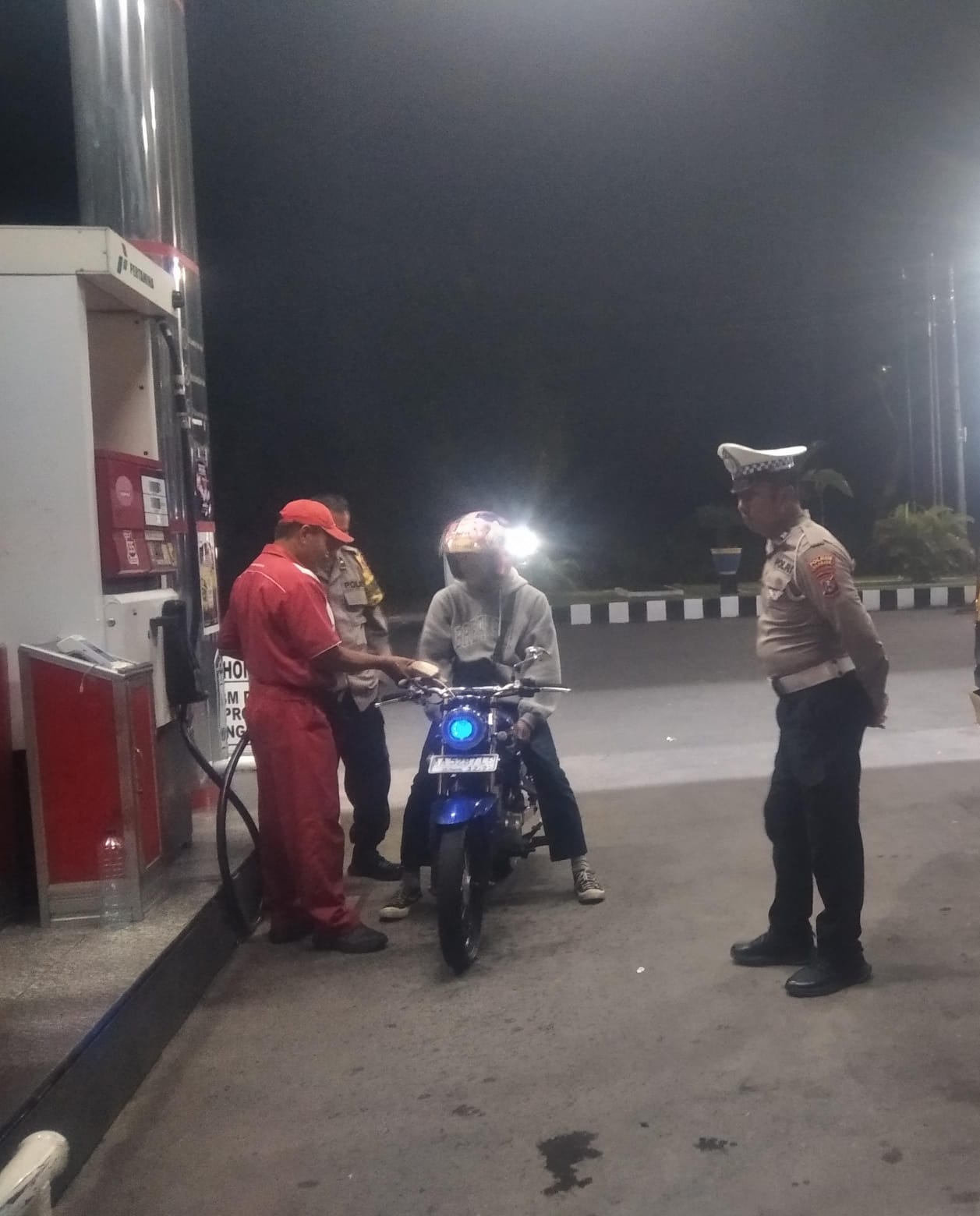 Cek Stok BBM, Patroli Samapta Sampaikan Himbauan Kamtibmas