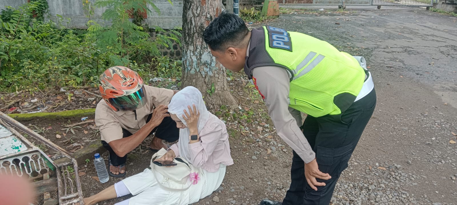 Aksi Sigap Bripka Candra, Becak Motor Terperosok, Dua Penumpang Langsung Dapat Pertolongan