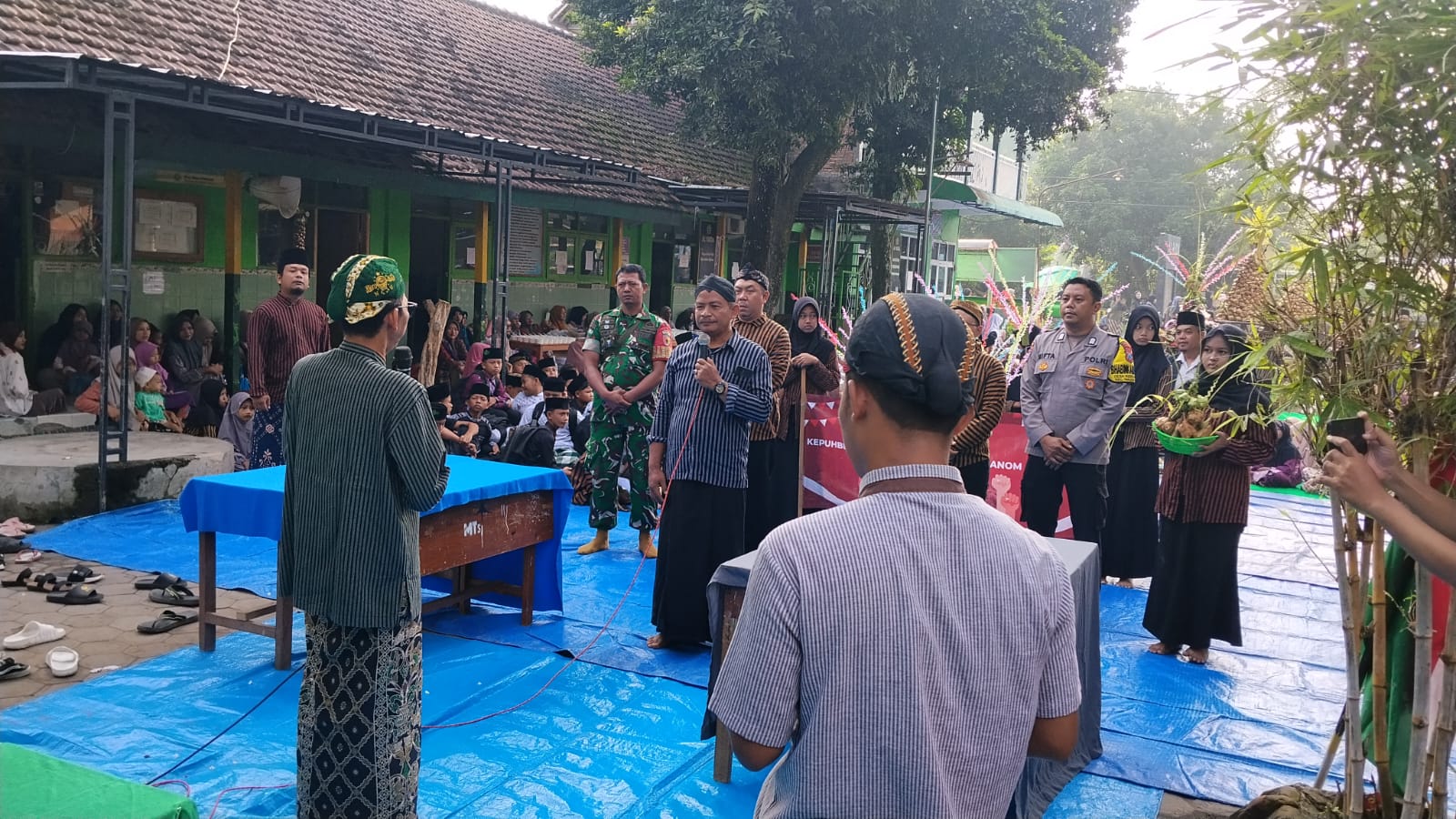 Bhabinkamtibmas Kedungrejo Amankan dan Meriahkan Kirab Ketupat Lebaran di Dusun Kepuhbener