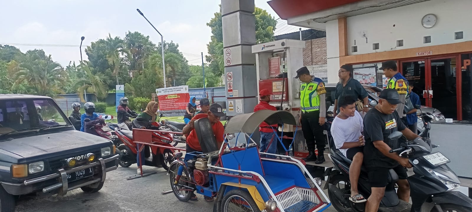Patroli Polsek Warujayeng di SPBU Tanjunganom, Pastikan Situasi Aman dan Stok BBM Normal