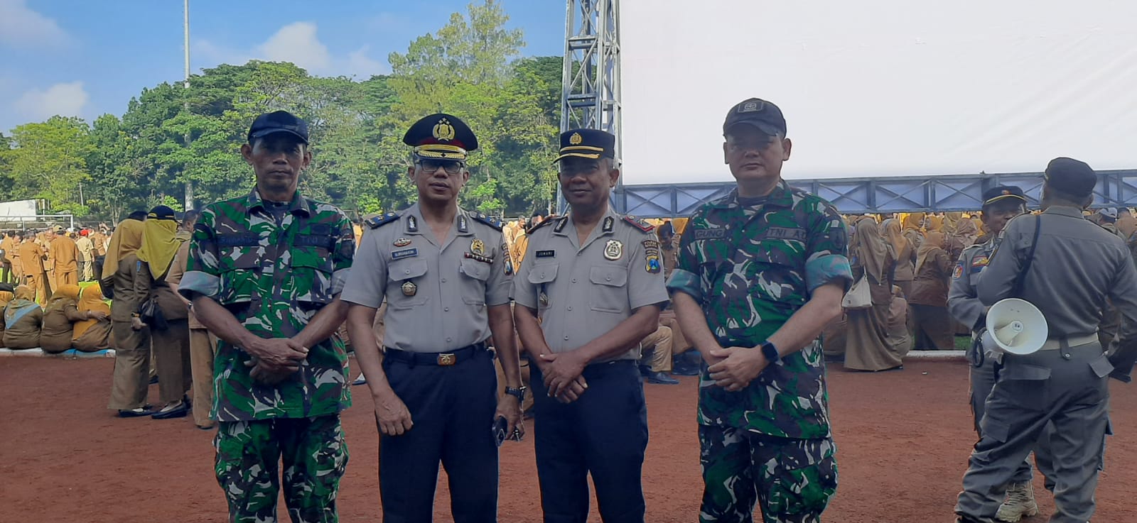 Kapolsek Nganjuk Kota Hadiri Apel Akbar dan Halal Bihalal ASN Pemkab Nganjuk 2026 di Stadion Anjuk Ladang