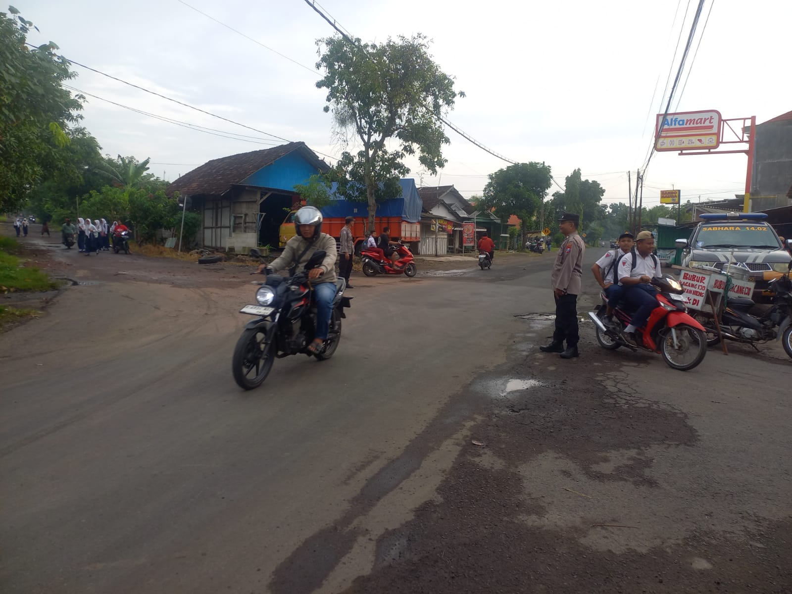 ‎Giat Gaktur Pagi Polsek Jatikalen Bantu Penyeberangan Masyarakat