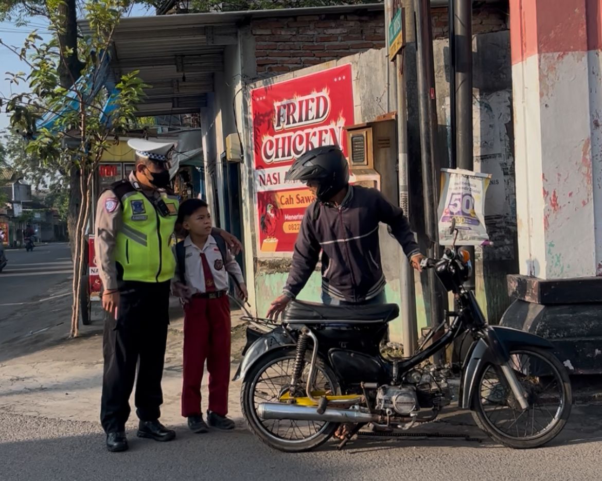 Rantai Motor Putus, Bripka Badik Ambil Alih Antar Anak ke Sekolah agar Tak Terlambat