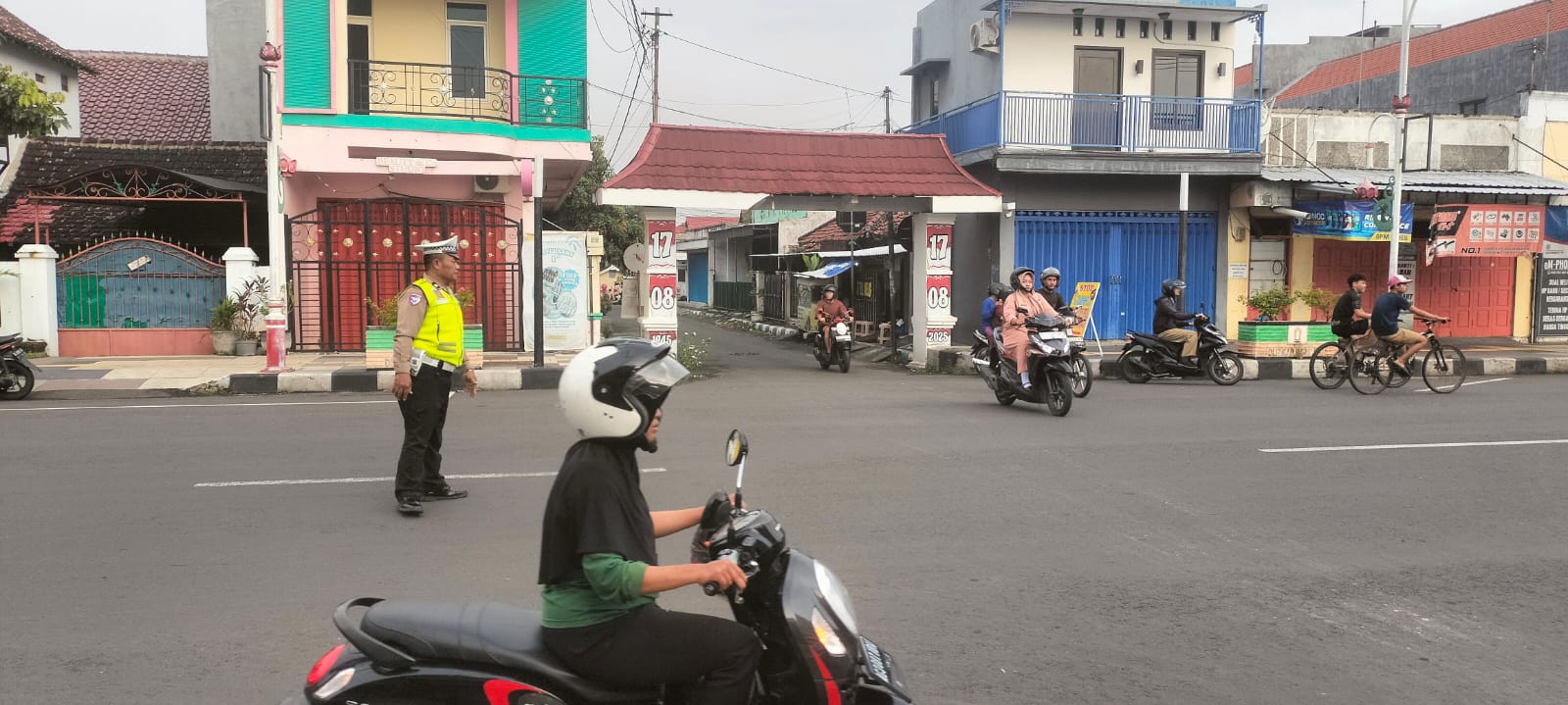 Personel Polsek Nganjuk Kota Laksanakan Pengaturan Pagi, Bantu Penyeberangan dan Kelancaran Aktivitas Warga