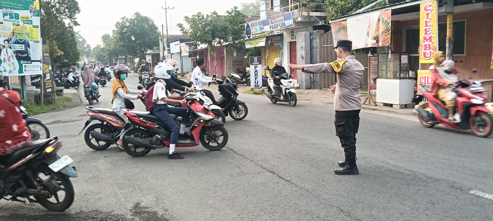 Giat Gaktur Pagi Polsek Kertosono Bantu Penyeberangan Masyarakat