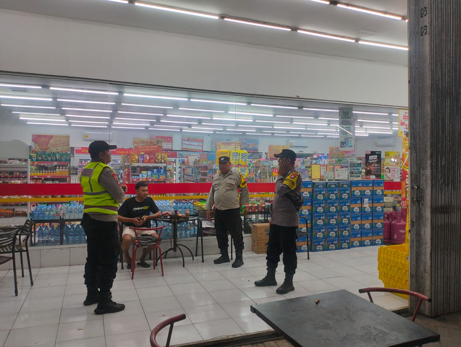 Berikan Rasa Aman, Patroli Malam Polsek Warujayeng Sambangi Minimarket