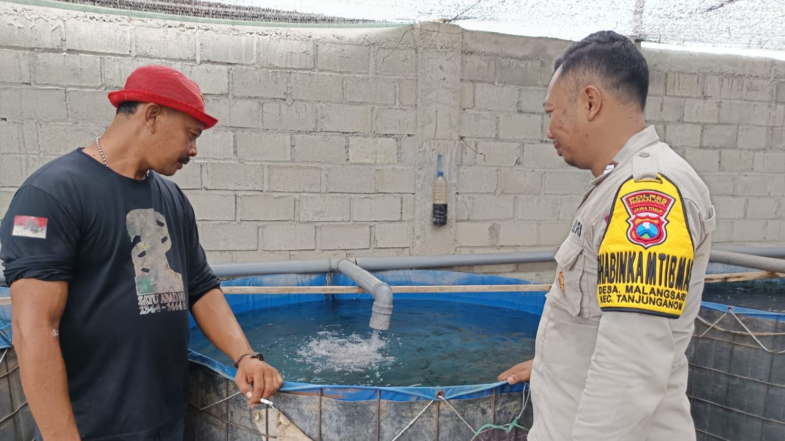 Pantau Kolam Lele Terpal Warga, Bhabin Desa Malangsari Dukung Ketahanan Pangan dari Sektor Perikanan