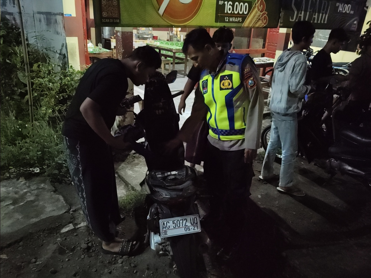 Tekan Gangguan Kamtibmas, Polsek Warujayeng Lakukan Patroli di Jam Kecil
