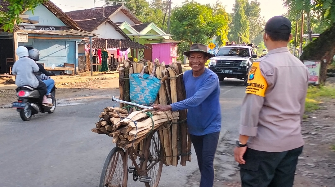 Giat Gaktur Pagi Polsek Jatikalen Bantu Penyeberangan Masyarakat