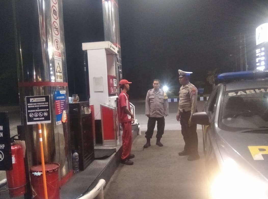 Cek Stok BBM, Patroli Samapta Sampaikan Himbauan Kamtibmas
