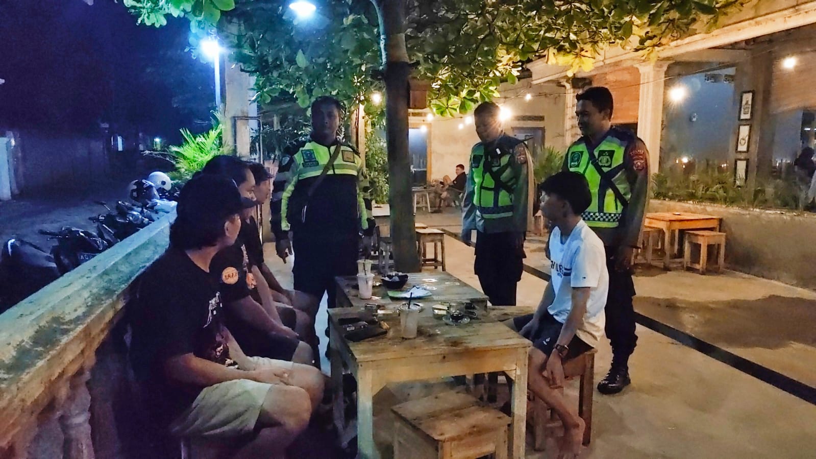 Kelola Kamtibmas, Patroli Polsek Warujayeng Dialogis dengan Pengunjung Warung Kopi “Mak Nem”
