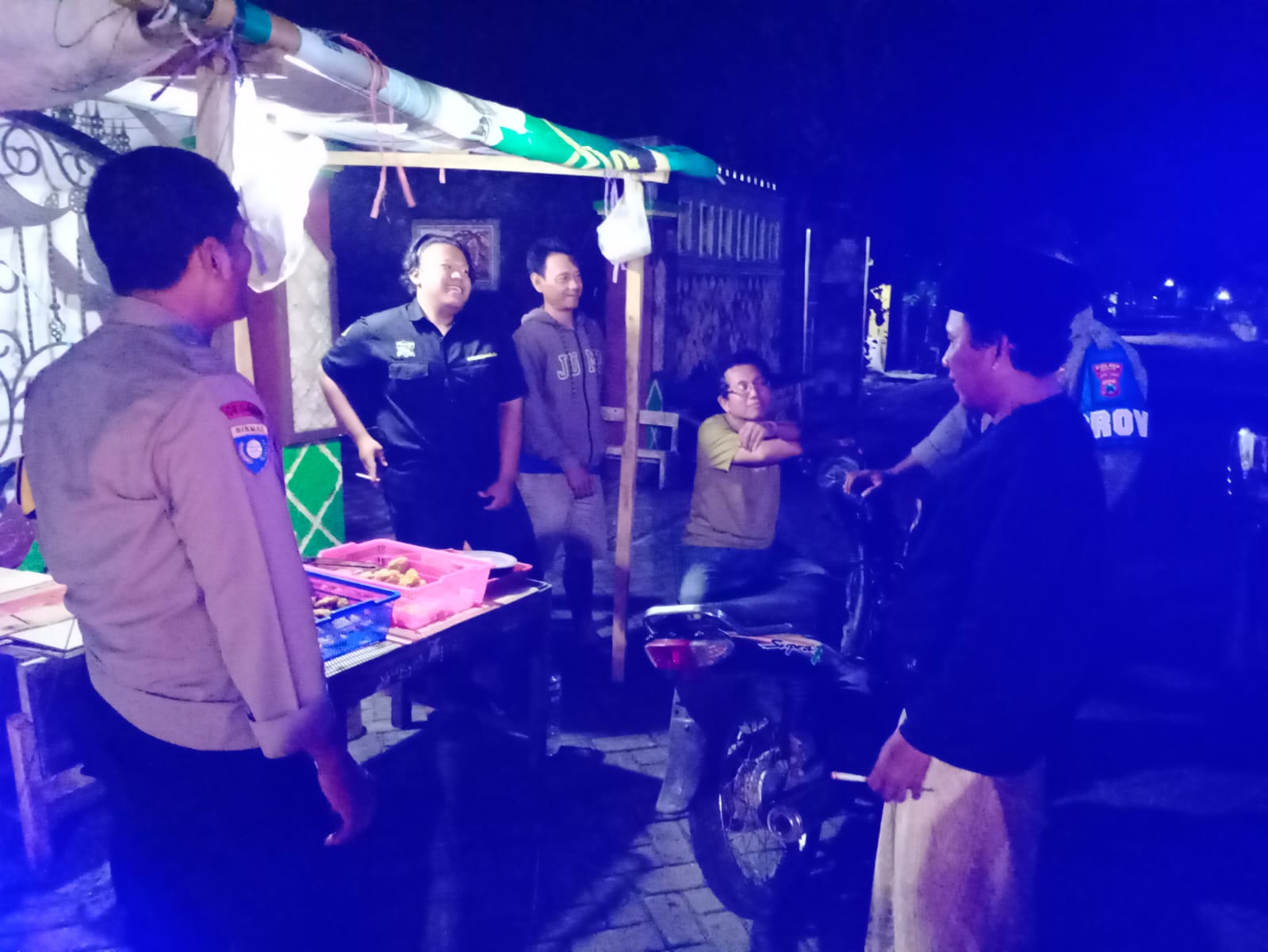 Brikan Rasa Aman, Polsek Jatikalen Gelar Patroli dialogis dengan Warga di Desa Ngasem di Malam Hari