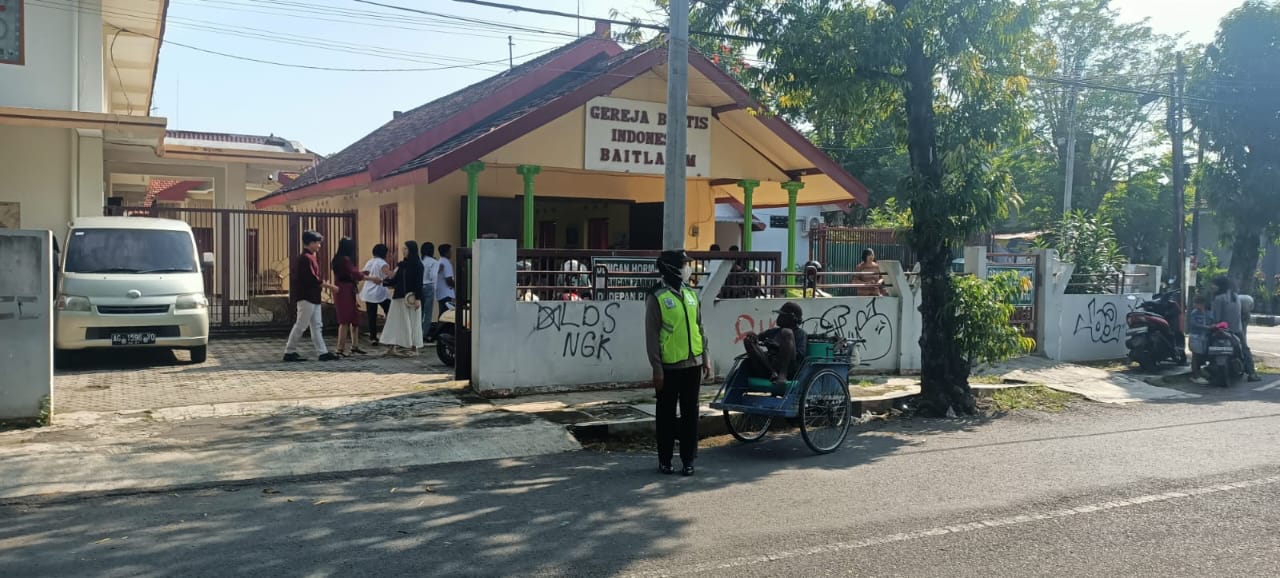 Personel Polsek Nganjuk Kota Laksanakan Pengamanan Ibadah Paskah di Wilayah Kecamatan Nganjuk