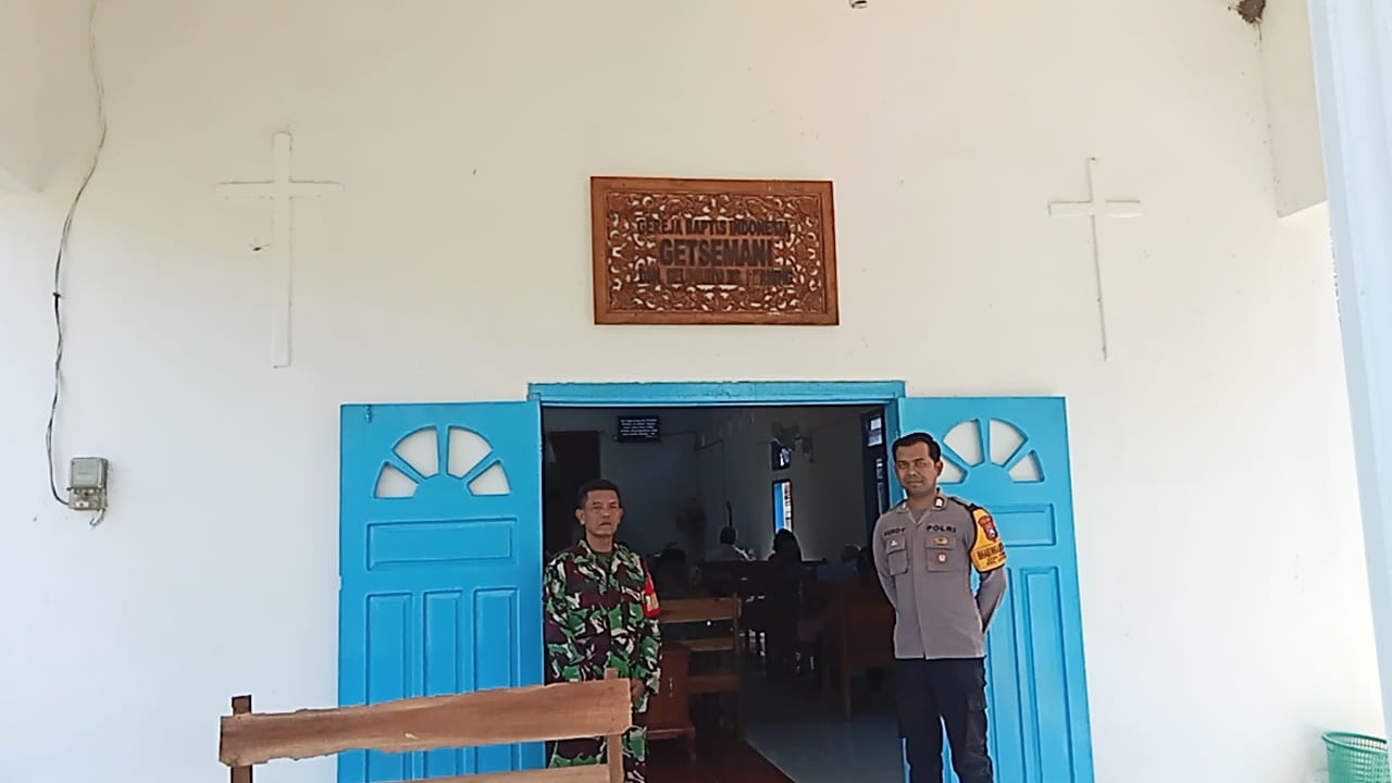 ‎Bhabinkamtibmas Desa Perning Laksanakan Pengamanan Ibadah Menyambut Paskah di Gereja wilayah Desa Binaan