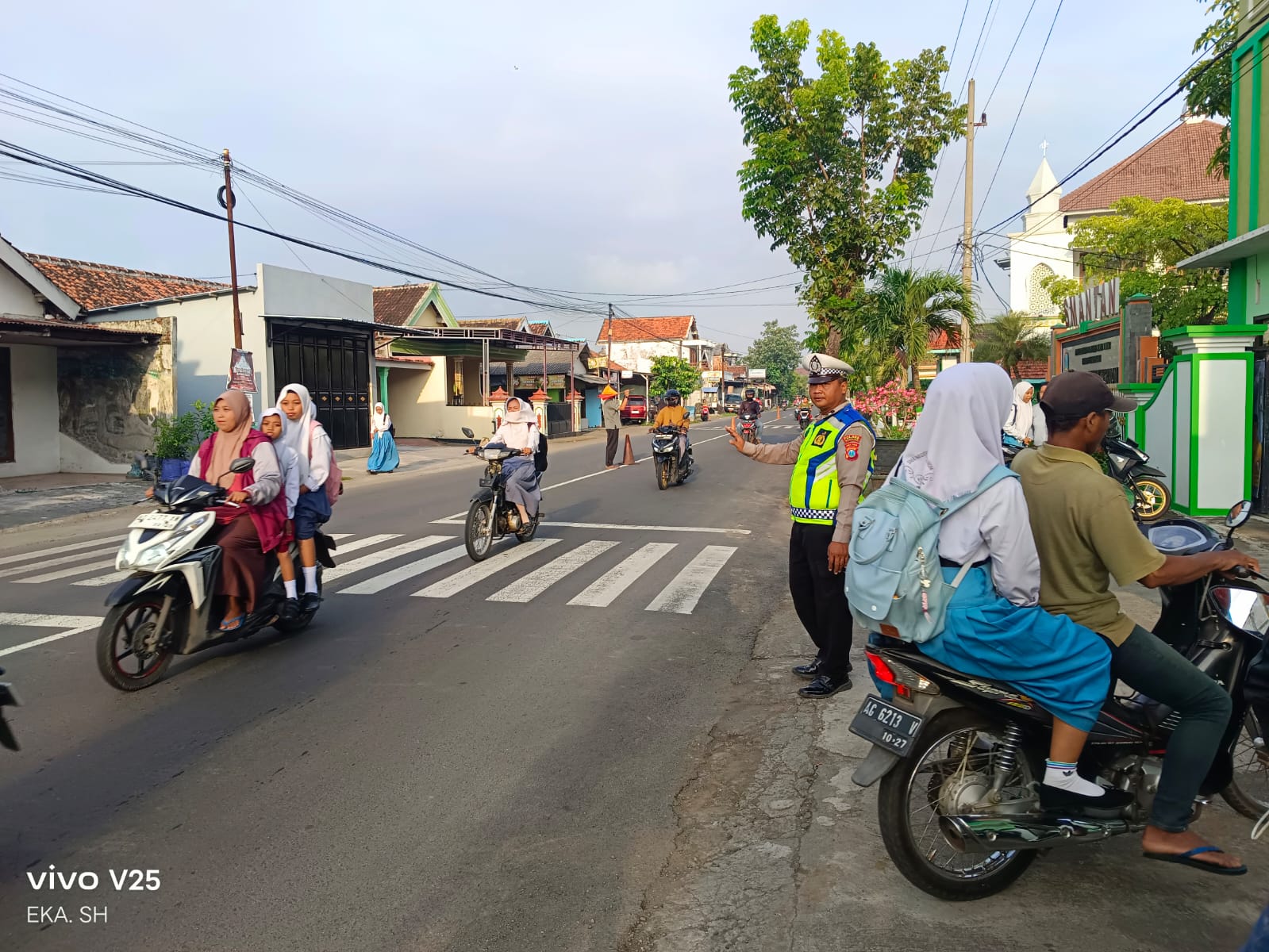 Mengawali Tugas Pagi, Personel Polsek Warujayeng Turun ke Jalan Berikan Pelayanan Masyarakat