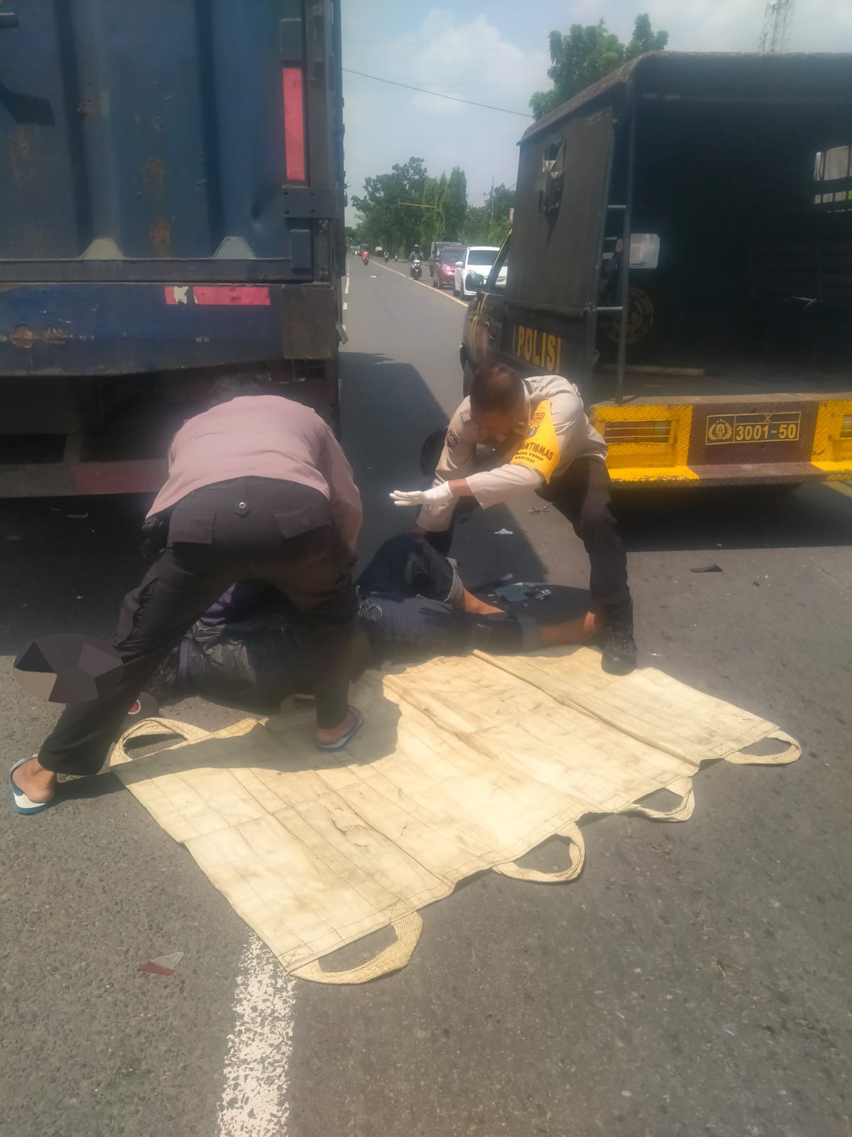 Aksi Heroik Polisi di Baron, Nyawa Pemotor Terselamatkan Usai Hantam Truk